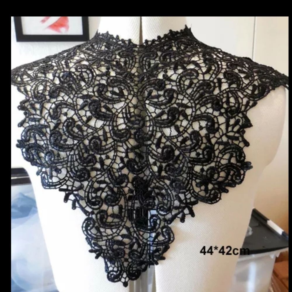 NWOT Lace black collar Applique